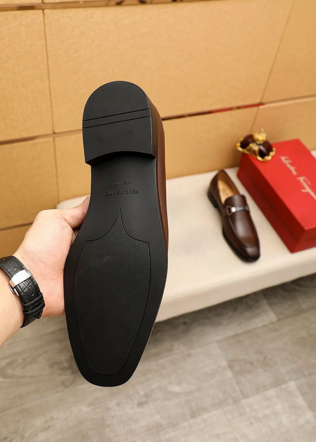 Men's shoes 💰480 💐 Product trademark: Ferragamo "Ferragamo" casual leather shoes Regular size: 38-44 (45.46🉑️customized) Product materials: Selected imported first-layer calfskin upper + luxury hardware buckle, imported water-dyed cow leather lining. Strong three-dimensional visual effect, original rubber outsole Color: 3⃣️colors available